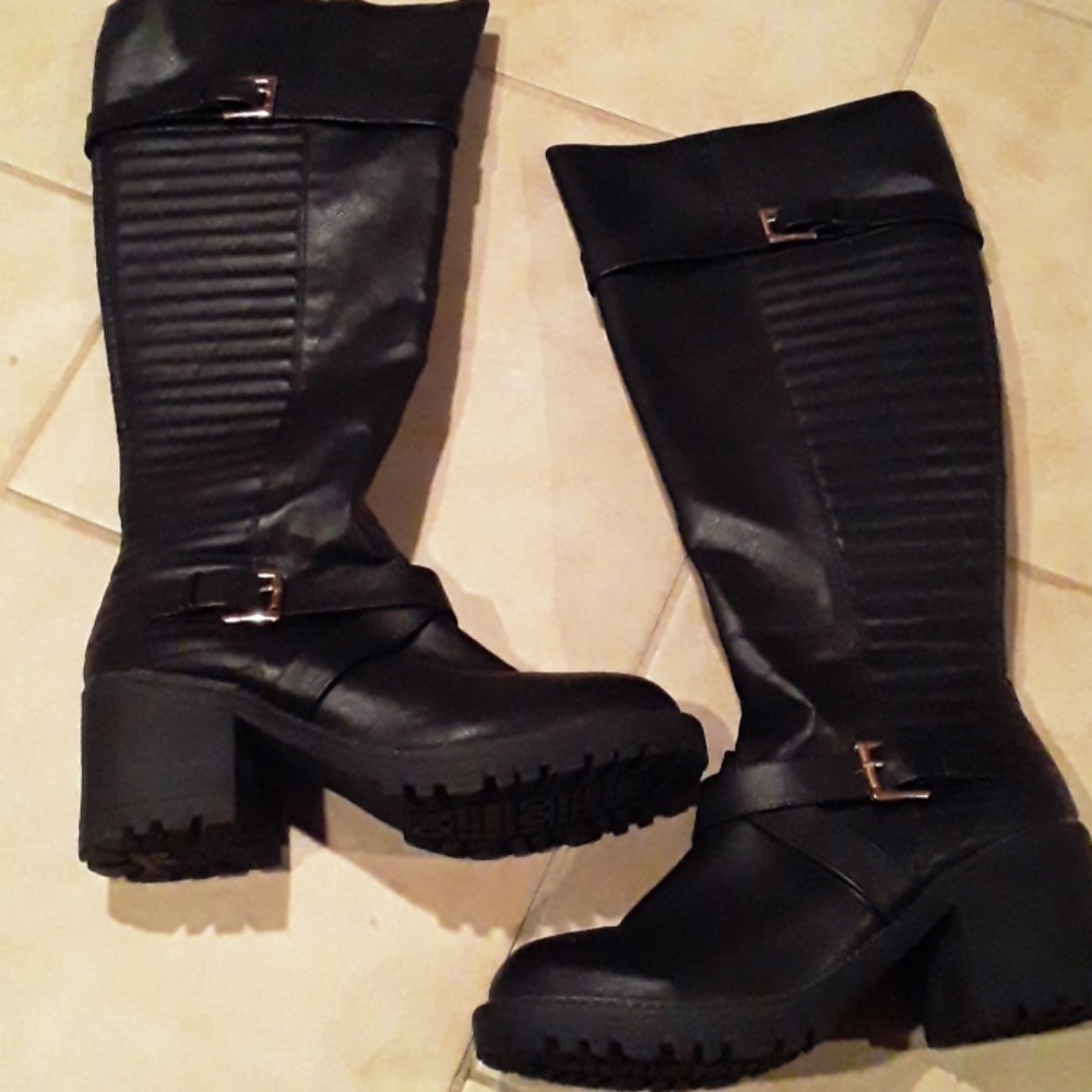 Female's  high rider's boots